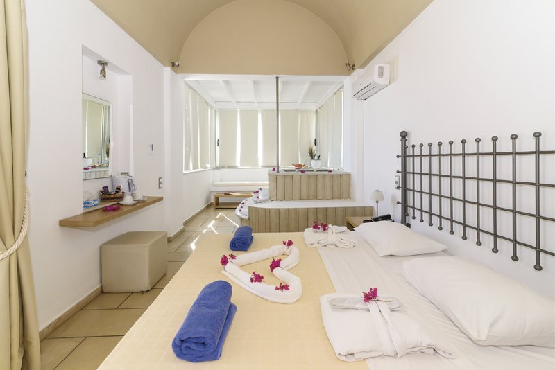Santorin, Hotel Antinea Suites & Spa, Maisonette mit Private Indoor Jacuzzi