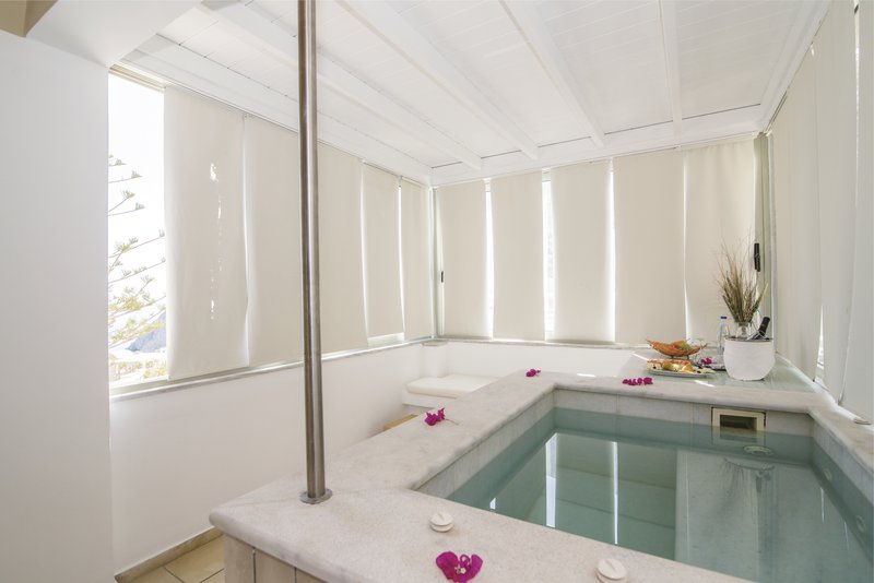 Santorin, Hotel Antinea Suites & Spa, Maisonette mit Private Indoor Jacuzzi