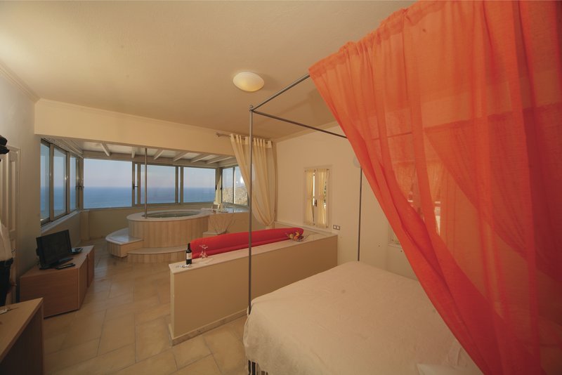 Santorin, Hotel Antinea Suites & Spa, Royal Suite mit Private Indoor Jacuzzi