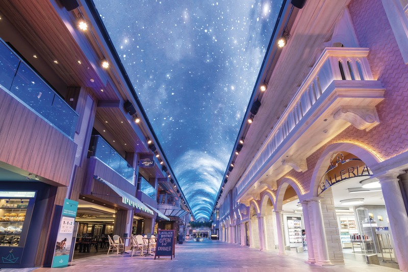 Promenade mit 80 Meter langen LED-Himmel
